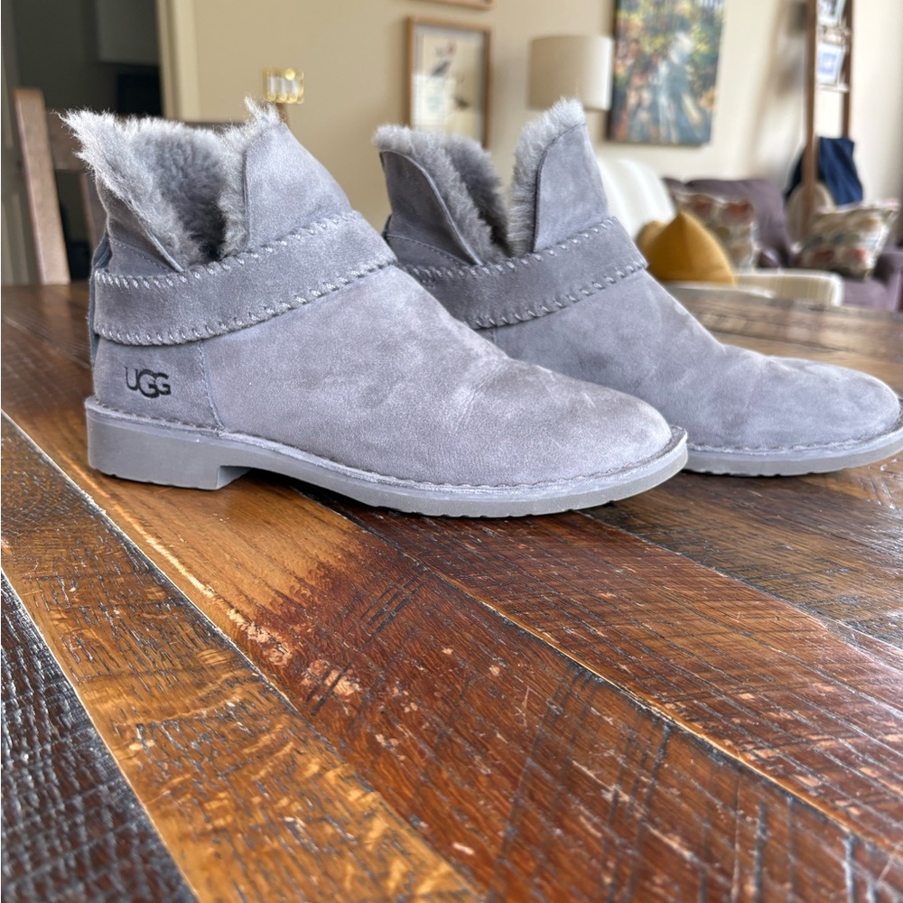 Ugg McKay boot
Size 9.5
Gray suede